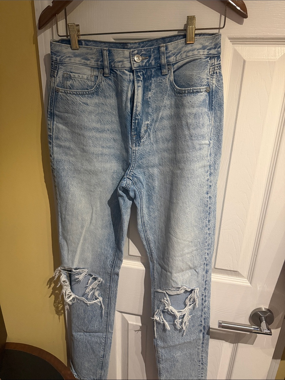 American Eagle Outfitters Light Blue Distressed Knee Jeans